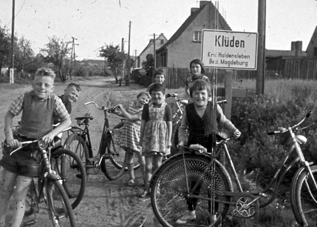 Dieses Bild entstand 1963 am Ortseingang von Klüden neben dem Haus der Familie Freistedt. Auch Ottmar Schmicker (2.v.l.) zählt zur Kindergruppe.