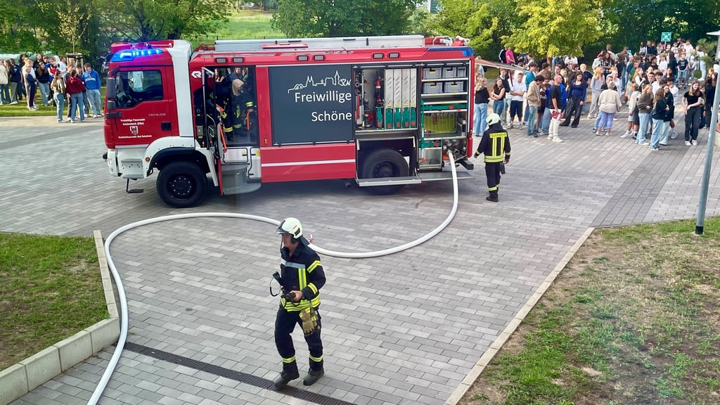 Die Feuerwehren der Stadt führen regelmäßig Übungen durch, hier letztens im Gymnasium.