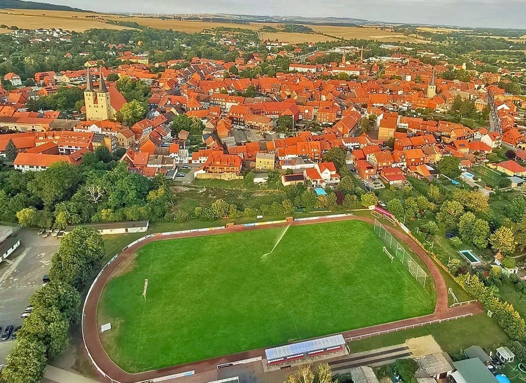 Vom Osterwiecker Sportplatz aus strömen die Orientierungsläufer Pfingsten 2026 in die Altstadt. 