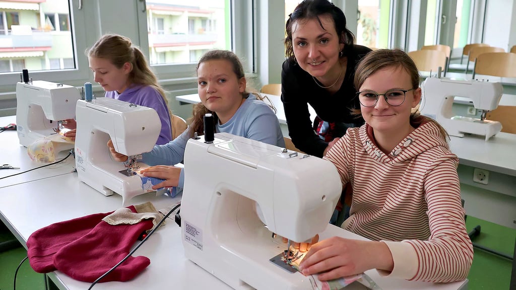 Martha, Mia und Luise (v.l.) lernen in der Textilwerkstatt bei Designerin Mila Willicke, wie man selbst schöne Dinge herstellen kann.