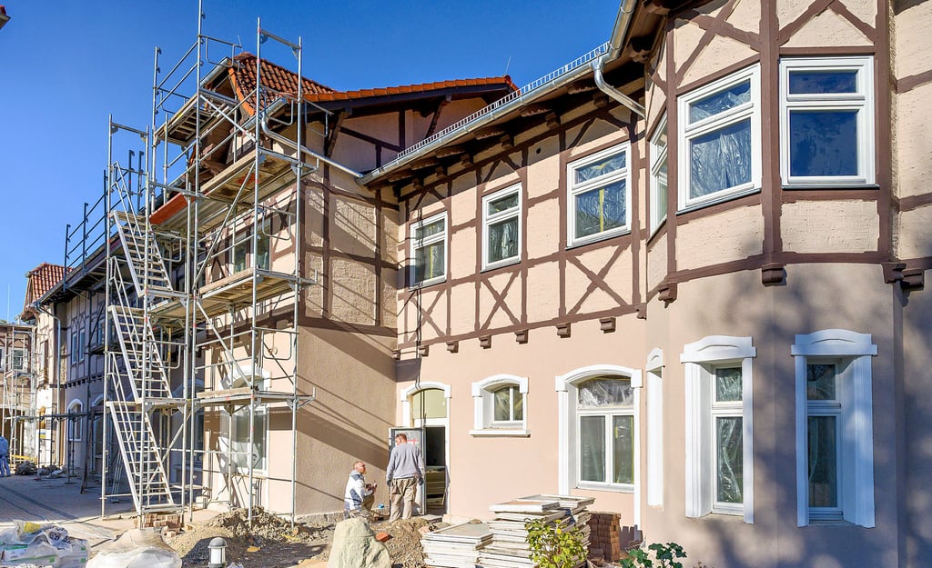 Von außen schon  saniert und in der typischen Optik der SRH Medinet Burgenlandklinik in Bad Kösen: die einst zum Kinderheim gehörende Remise. 