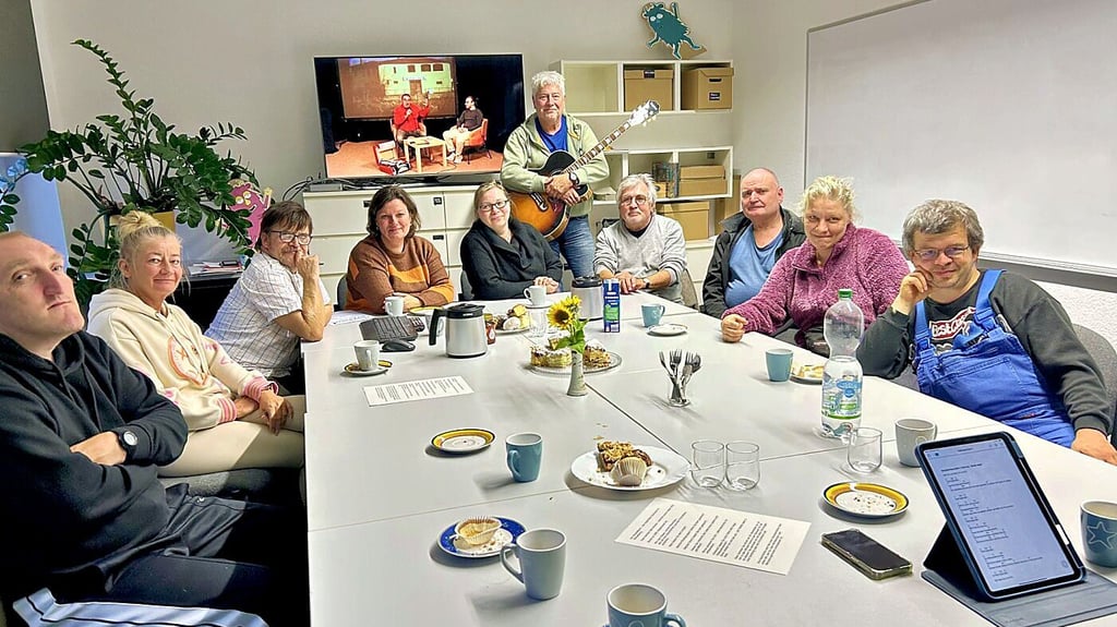 Das inklusive Team des Offenen Kanals Merseburg-Querfurt und Mitwirkende am Projekt bei einer Redaktionssitzung 