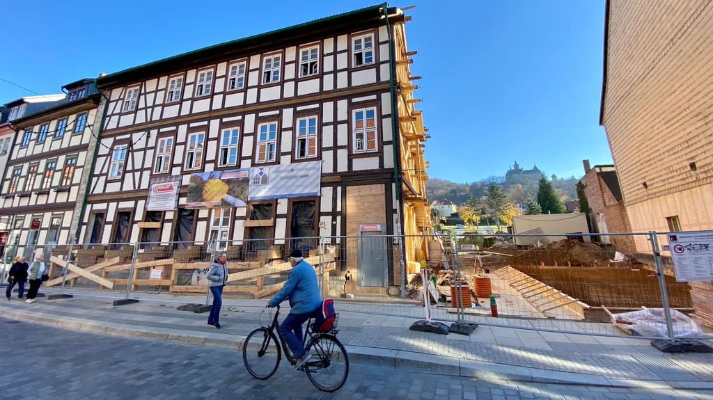 In Wernigerodes Innenstadt wird neuer Wohnraum geschaffen: Das denkmalgeschützte Haus an der Breiten Straße 48 wird saniert, daneben soll ein Neubau entstehen.