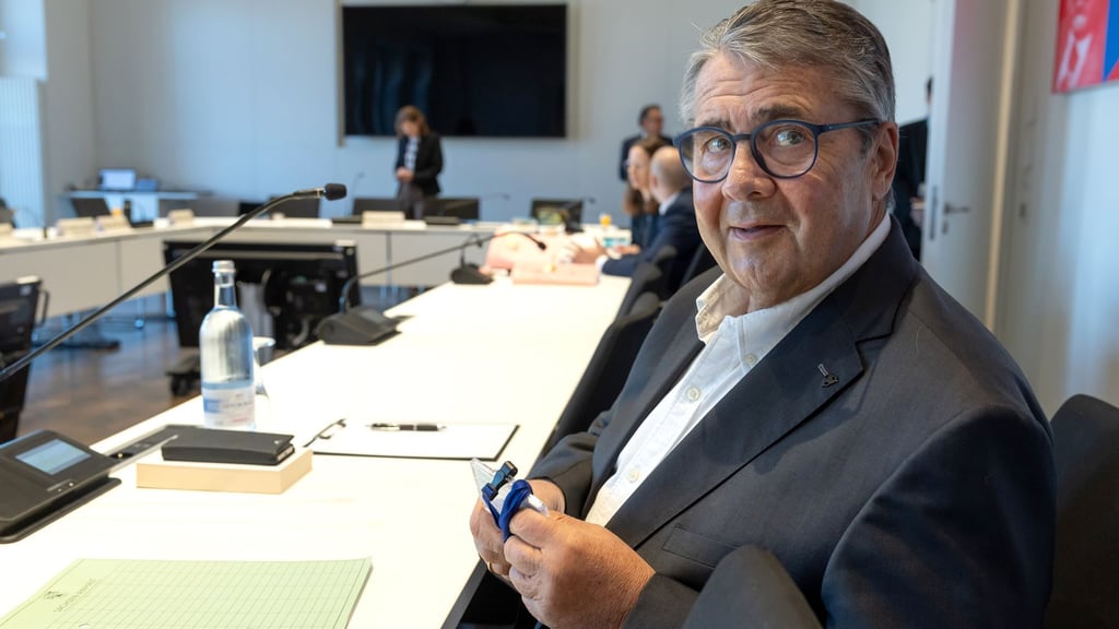 Ex-Wirtschaftsminister Sigmar Gabriel sagte vor dem Untersuchungsausschusses zur Stiftung Klima- und Umweltschutz MV in Schwerin aus.