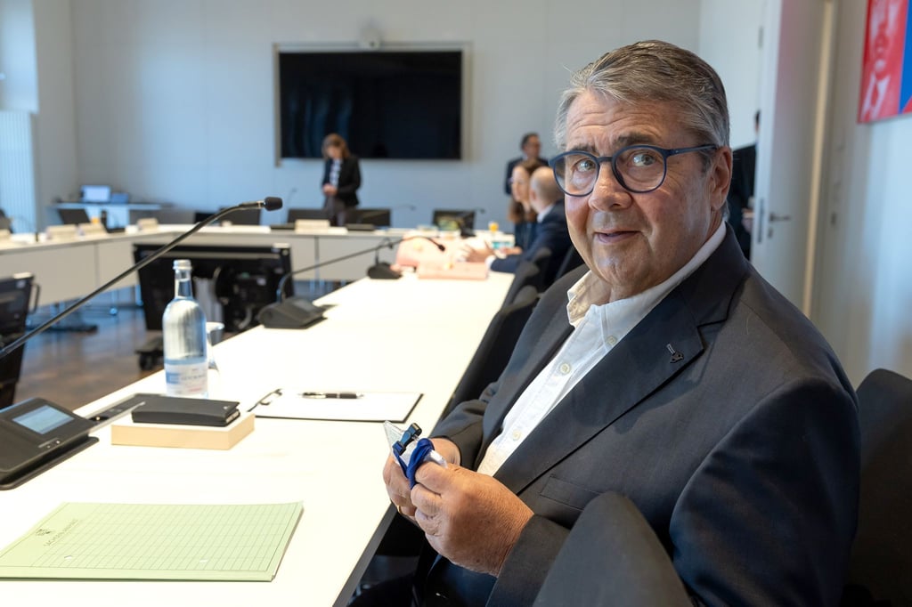 Ex-Wirtschaftsminister Sigmar Gabriel sagte vor dem Untersuchungsausschusses zur Stiftung Klima- und Umweltschutz MV in Schwerin aus.