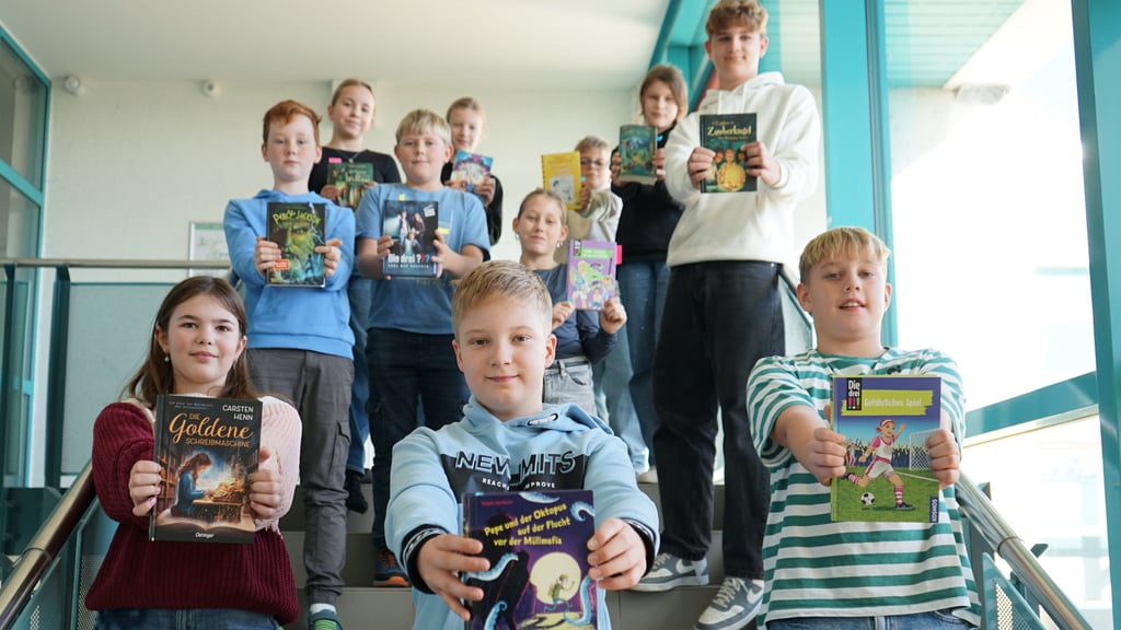 Lesewettbewerb der sechsten Klassen des Kurfürst-Joachim-Friedrich-Gymnasiums. Gordon Peters gewinnt, Helene Kluck landet auf Platz Zwei, gefolgt von Sam Spillker.