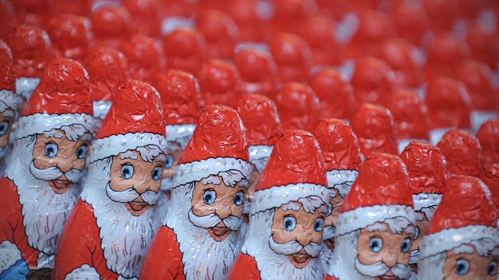 Schoko-Weihnachtsmänner sind beliebt - sowohl bei Kindern als auch bei Erwachsenen.