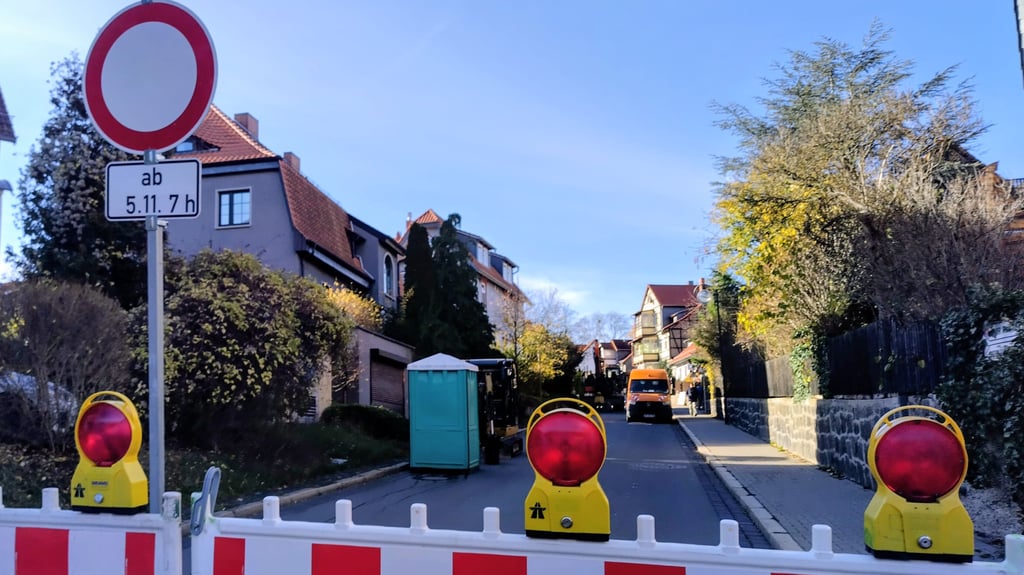 Die Straße Am Großen Bleek in Wernigerode bleibt wegen einer Baustelle gesperrt.