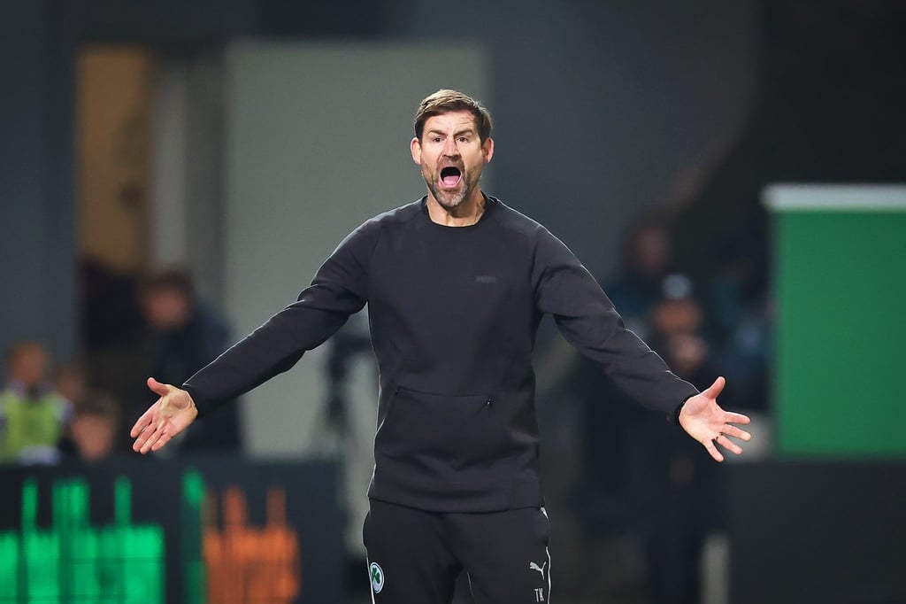 Fürths Trainer Thomas Kleine in Aktion am Spielfeldrand.