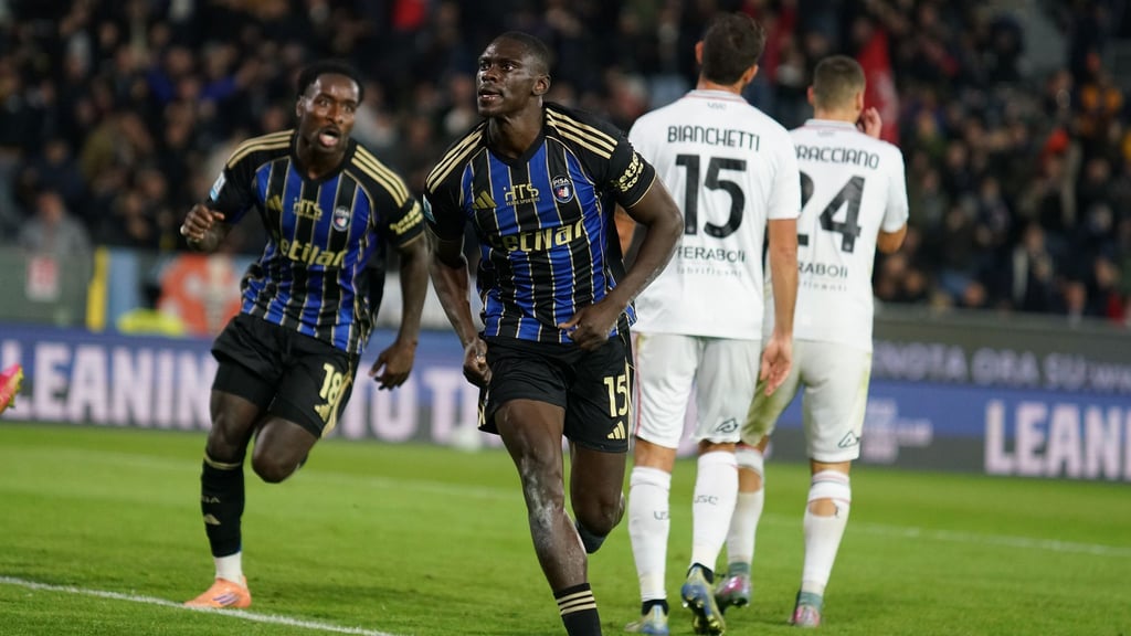 Torschütze Idrissa Touré (M) sorgte für Pisas ersten Sieg in der Serie A seit 34 Jahren.