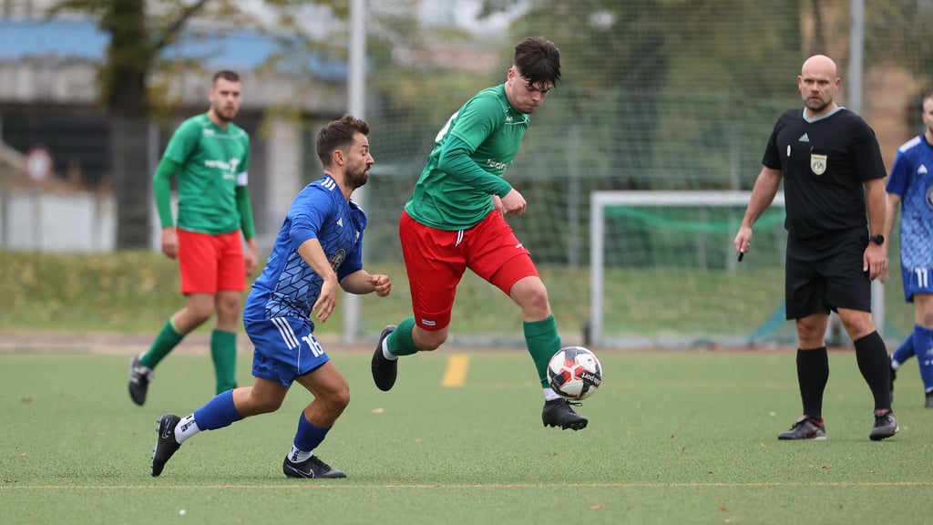 Oskar Steinke (am Ball) freut sich über die bisherigen Saisonleistungen der Arminen.