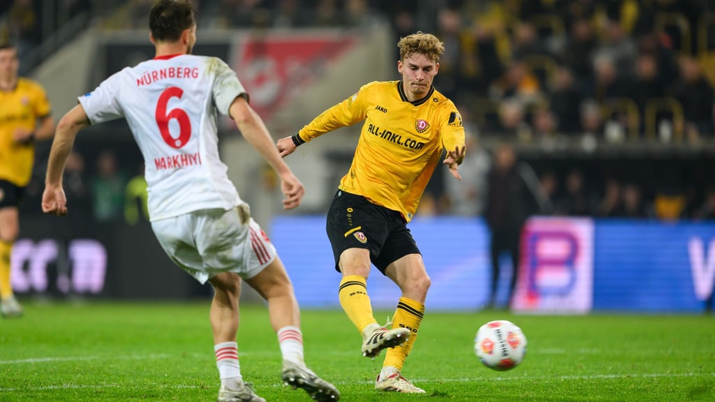 Dominik Kother (r, Dynamo Dresden) erzielt das Tor zum 1:1.