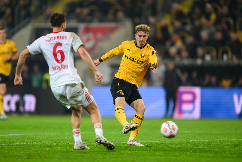 Dominik Kother (r, Dynamo Dresden) erzielt das Tor zum 1:1.