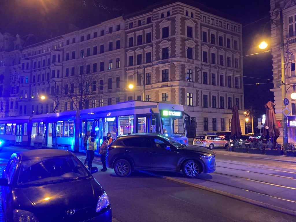 Polizeieinsatz am Hasselbachplatz in Magdeburg: Am Freitagabend, 7. November, gab es einen Unfall.