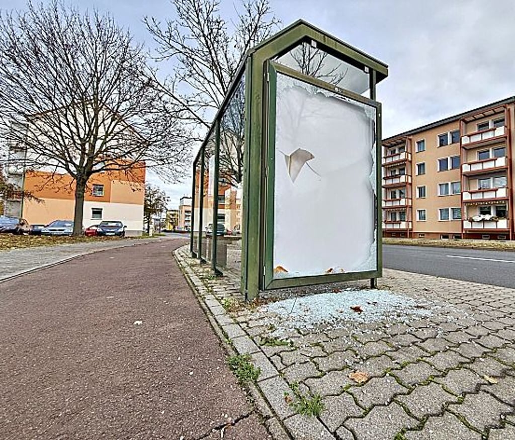 Wie hier in der Amalienstraße wurden mehrere Haltestellen zerstört.