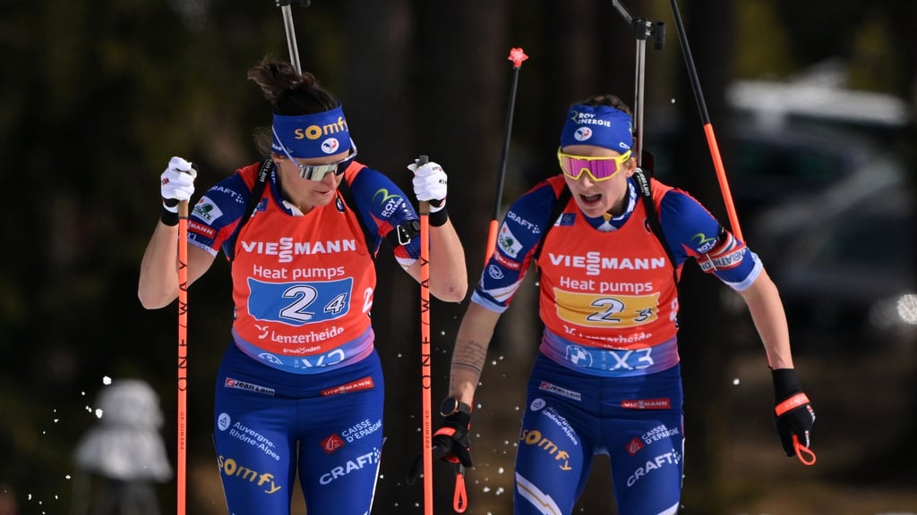 Julia Simon (l) darf nach dem Kreditkartenbetrug an ihrer Teamkollegin Justine Braisaz-Bouchet (r) bei Olympia teilnehmen. (Archivbild)