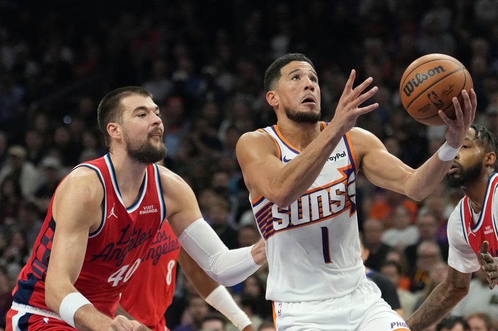 Devin Booker (r.) erzielte 24 Punkte für Phoenix.