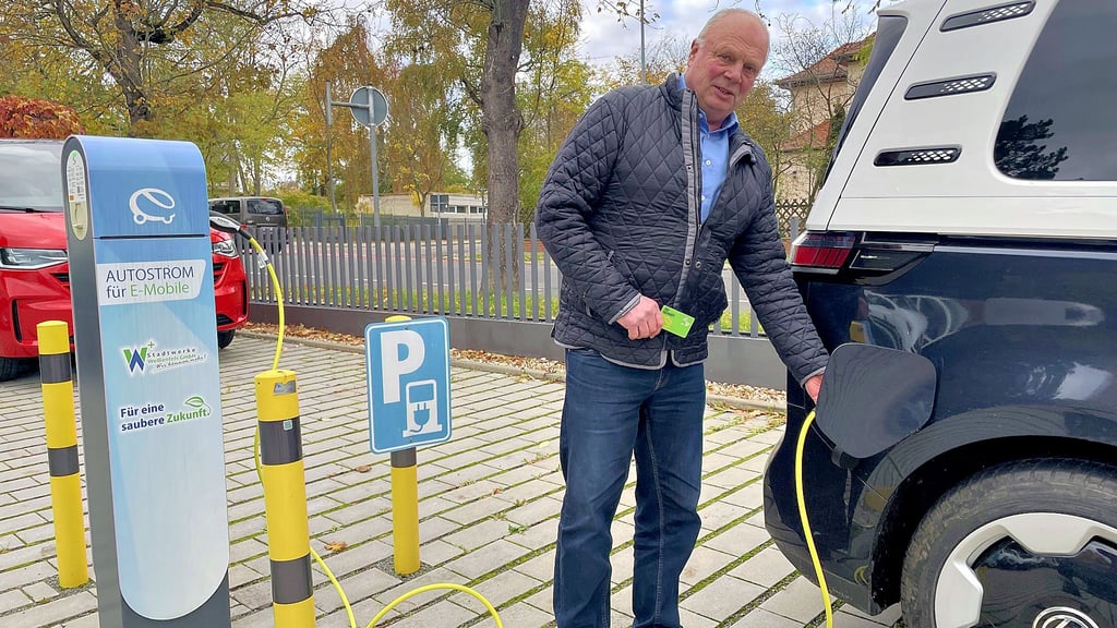 „Die Ladekarte an die E-Ladesäule und schon geht es los“, sagt Andreas Kittel, Geschäftsführer des Autohauses Kittel in Weißenfels. Das Laden von E-Autos sei inzwischen viel einfacher geworden. 