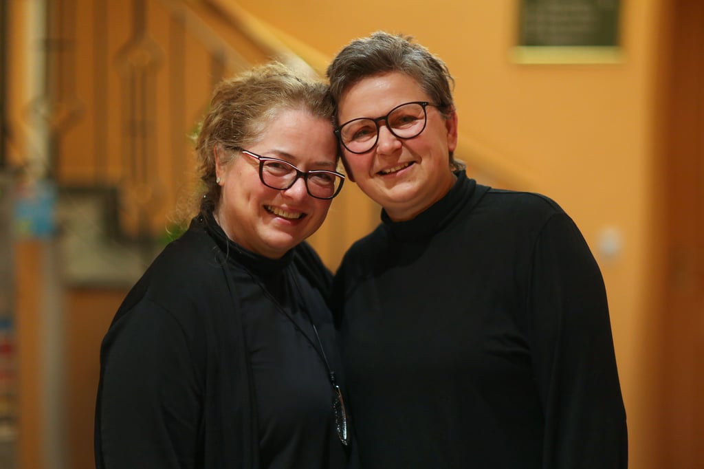 Susanne Lauschmann und Corinne Michalek organisieren die zweite Benefizgala für die Krebshilfe Bad Dürrenberg.