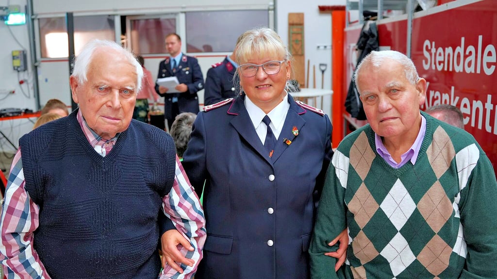 Sie setzen sich seit Jahrzehnten für die Feuerwehr Jarchau ein und sind dafür beim Jubliäum zum 130-jährigen Bestehen geehrt worden (von links): Karl Zabel, Michaela Wetzel und Hermann Wetzel.