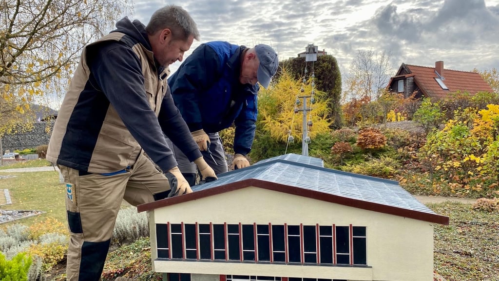Sobald die letzten Besucher der Saison den Miniaturen - und Bürgerpark Wernigerode verlassen haben, beginnen die Mitarbeiter mit dem Abbau der Modelle, zu denen auch die Seilbahn Thale gehört.