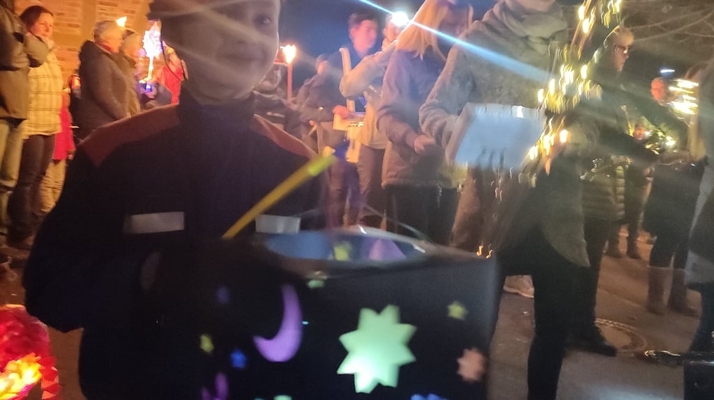 Zum Martinsfest und Laternenumzug wird für Sonnabend, 15. November, nach Veltheim eingeladen.