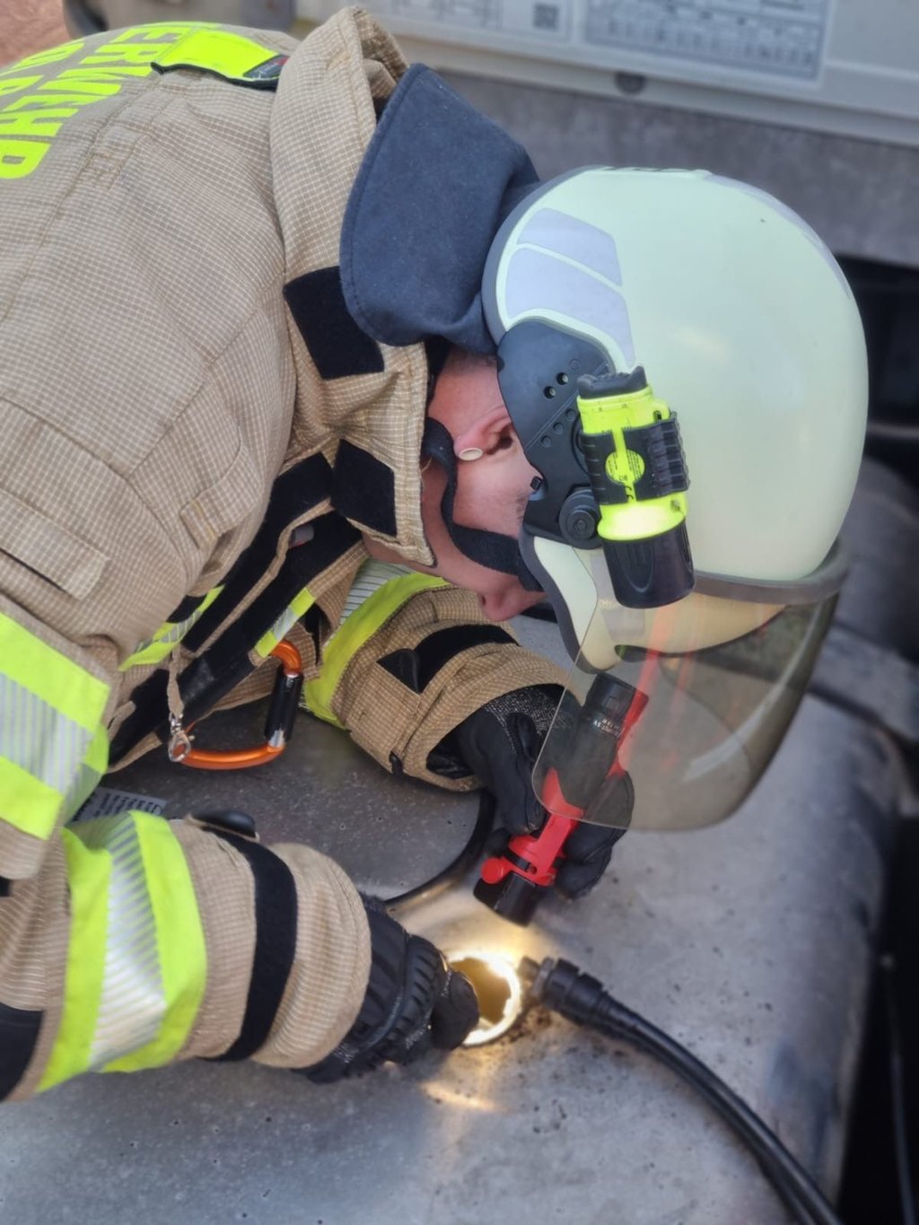 Die Feuerwehr aus Burg war auf der Autobahn 2 im Einsatz - hier war ein Tank eines LKW aufgerissen.