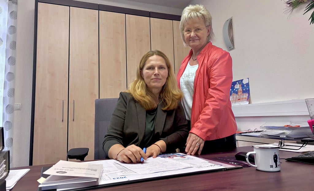 Generationenwechsel bei der Kreishandwerkerschaft Anhalt-Bitterfeld: Andrea Goßler übernimmt die Geschäftsführung von Carmen Pottel (r.). 