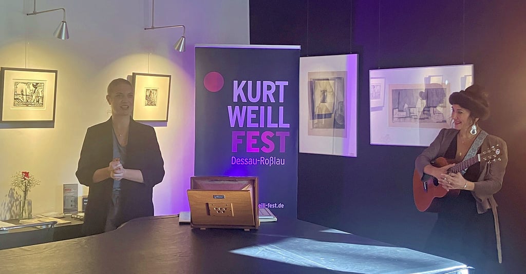 Bei musikalischer Begleitung von Karolina Trybala stellt Katharina Markworth das Programm des kommenden Kurt-Weill-Festes vor.