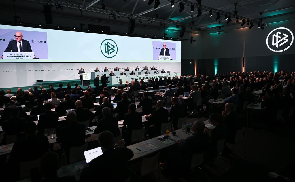 Der DFB will künftig noch strikter gegen Gewalttäter im Fußball vorgehen.