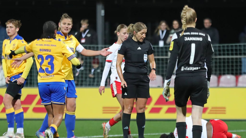 Jenas Spielerinnen diskutieren nach dem fragwürdigen Elfmeterpfiff.
