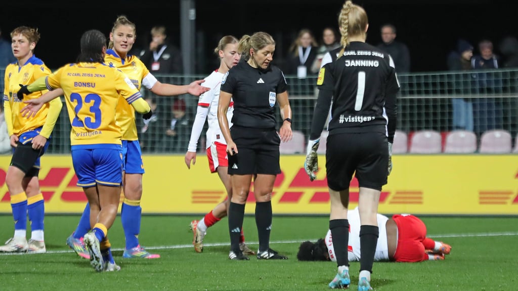 Jenas Spielerinnen diskutieren nach dem fragwürdigen Elfmeterpfiff.
