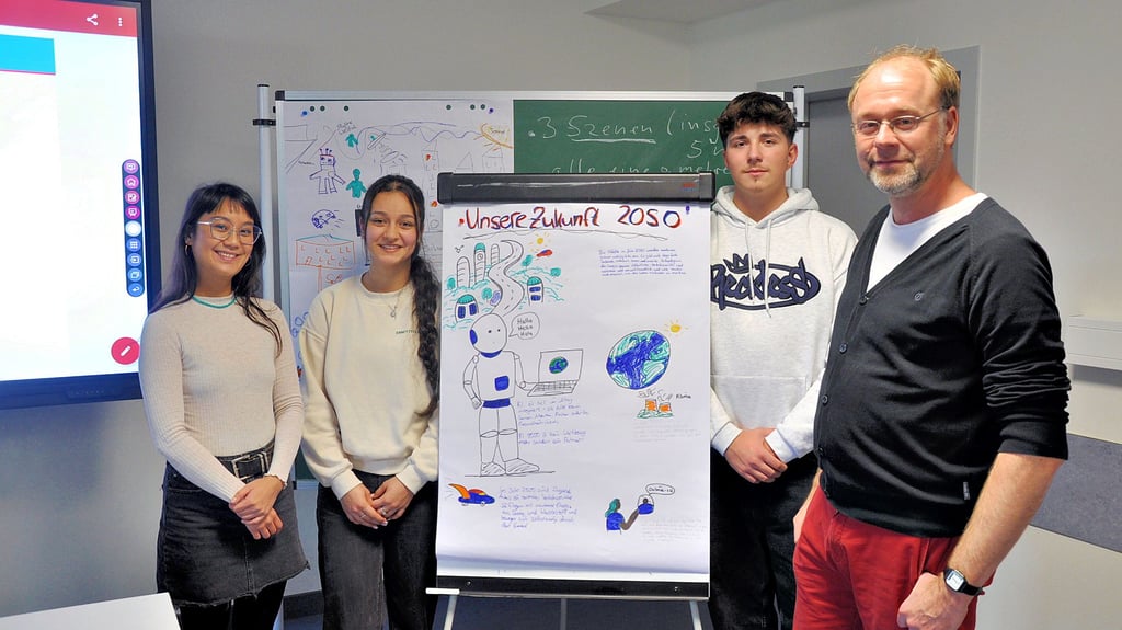 Linh Vo-Fromme (links) und Sandy Bernert vom Verein „Zeitgeist“ haben mit Schülern der Komarow-Sekundarschule in Stendal einen Blick in die Zukunft gewagt. Die Zehntklässler Zahra und Jason nehmen viel aus dem Workshop mit.