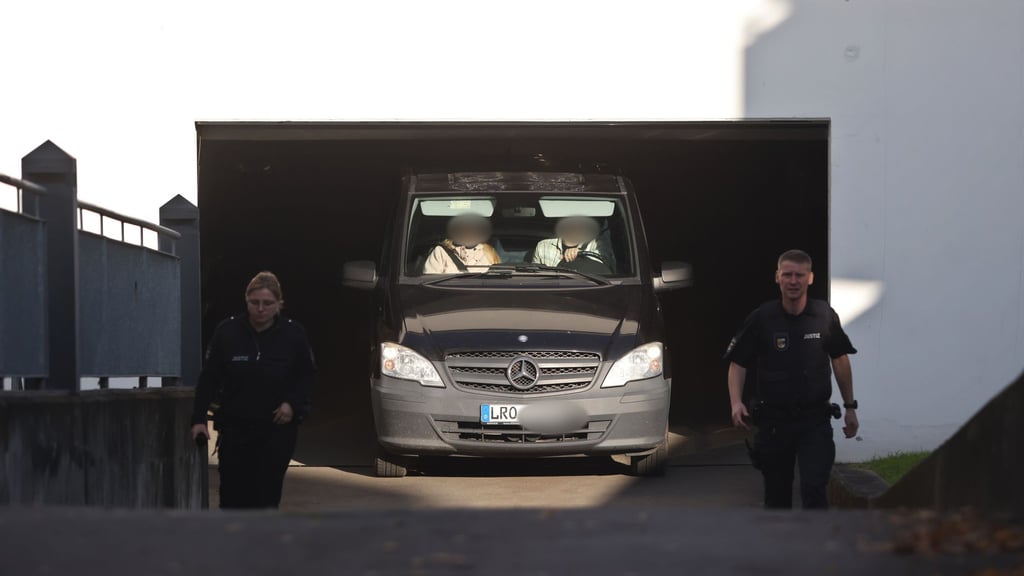 Im Amtsgericht Rostock wurde der Verdächtigen der Haftbefehl verlesen. Danach verließ ein Fahrzeug die Tiefgarage.