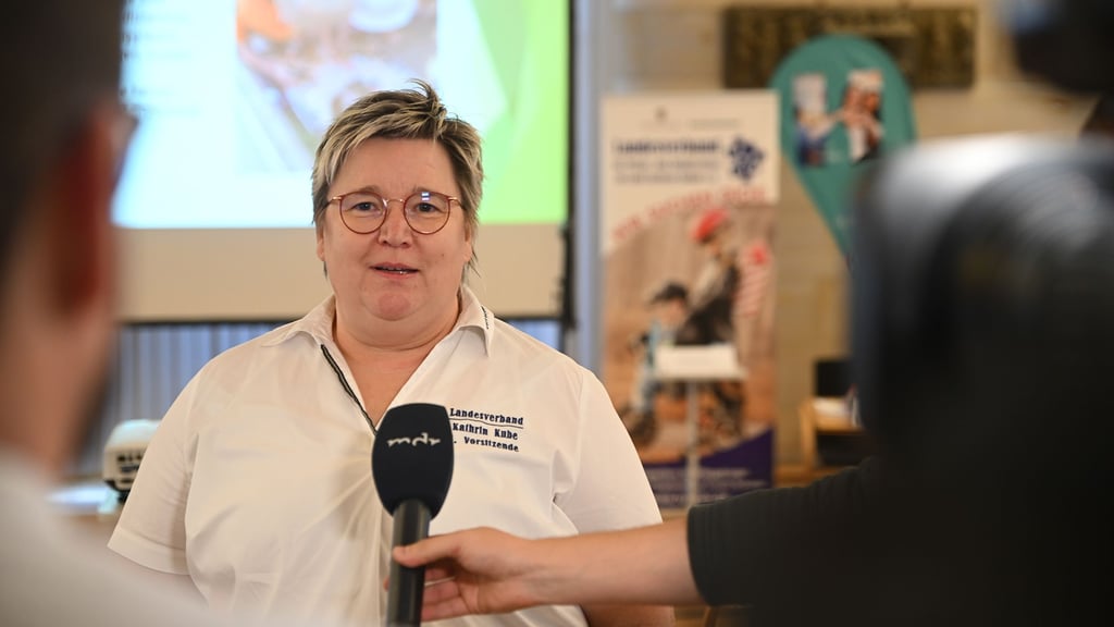 Kathrin Kube wirbt als Vorsitzende des Landesverband der Pflege- und Adoptiveltern Sachsen-Anhalt seit Jahren für mehr Unterstützung der betroffenen Familien. So auch beim jüngsten Treffen in Halberstadts Rathaus.