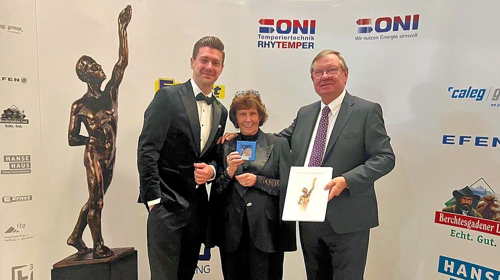 Geschäftsführer Wolfdietrich Vetter (r.) mit seiner Frau Birgit und dem Prokuristen Fabian Watzke nach der Ehrung in Düsseldorf