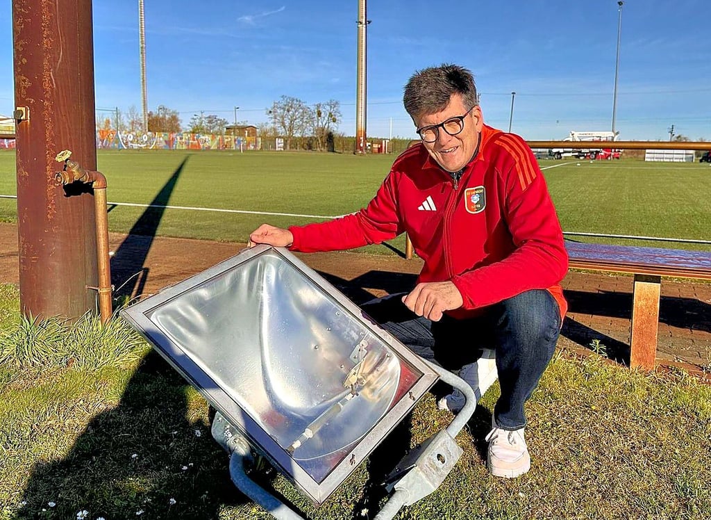 Die alten Flutlichter auf dem Elster-Bau-Sportpark sind passé. Darüber freut sich Norbert Apel, Vorstandsmitglied des SV Eintracht Elster.  