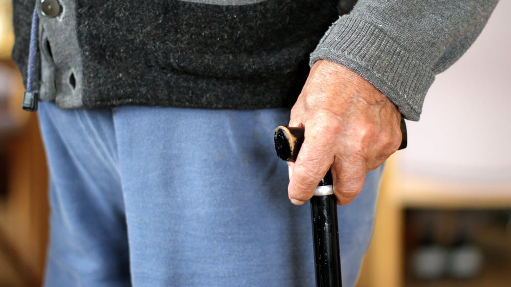 Ein Mann aus der Börde ist nachts gestürzt und kam nicht mehr allein auf die Beine. 