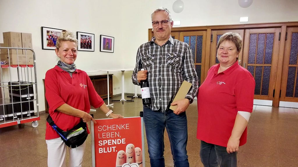 Regelmäßig kann man  im Hyzet Klubhaus Blut spenden.   Für Holger Förster ist das ein fester Termin. Er spendete am Mittwoch bereits zum 100. Mal und  wurde von Filine Burgold (links) und Brit Meinhardt dafür ausgezeichnet. 