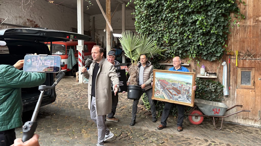 Einpacken für die Reise nach Rom: Maler Jürgen Dürrmann, TV-Gärtner Marcus Bursian und Steinmetzmeister Dominikus Willitzki (von rechts) verstauen mit MDR-Moderator Mario D. Richardt ihre Gastgeschenke.
