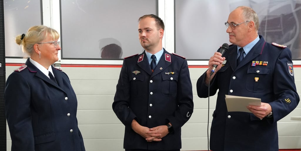 Stellvertretender Landesjugendfeuerwehrwart Klaus Hörnke (rechts) und Ortswehrleiter Marco Wetzel gratulierten Michaela Wetzel zur Ehrennadel der Jugendfeuerwehr.