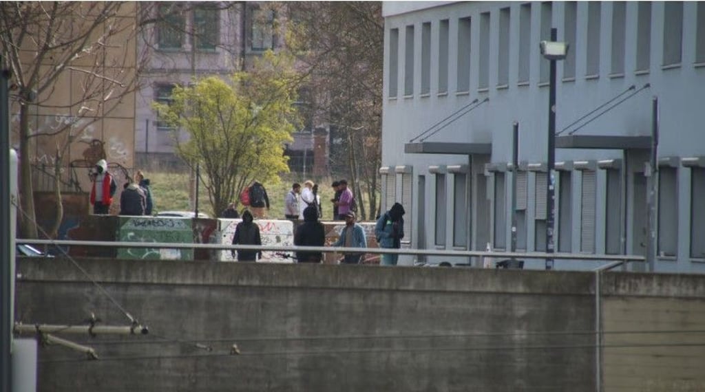 In der Nähe das Riebeckplatzes in Halle tummeln sich häufig Gruppen junger Männer – die Polizei findet bei ihnen regelmäßig Drogen.