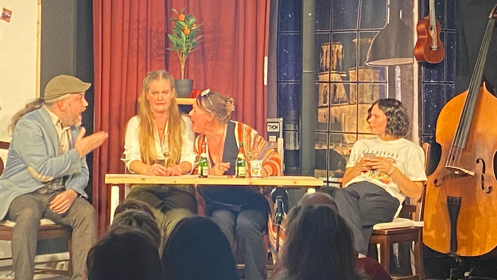 Blick in die Wohnküche in „Ja, Schatz?!“ im Magdeburger „...nach Hengstmanns“ mit Sebastian und Franziska Hengstmann (v.l.), Jana Dorsch und Samanta Hinz.