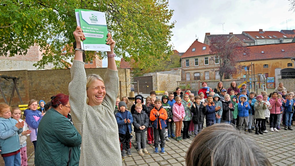 Stolz hält Lehrerin Caroline Büber das Zertifikat der Stiftung „Kinder forschen“ in die Höhe.