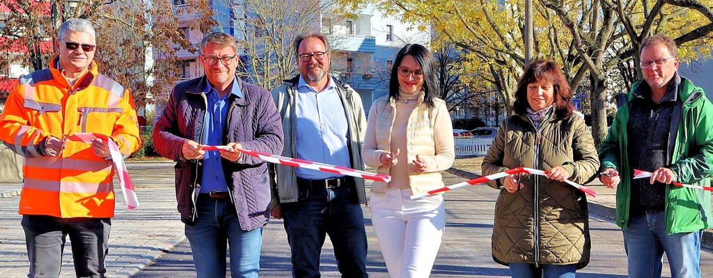 Mit einem symbolischen Scherenschnitt wurde die Otto-Kohle-Straße in Schönebeck wieder freigegeben.