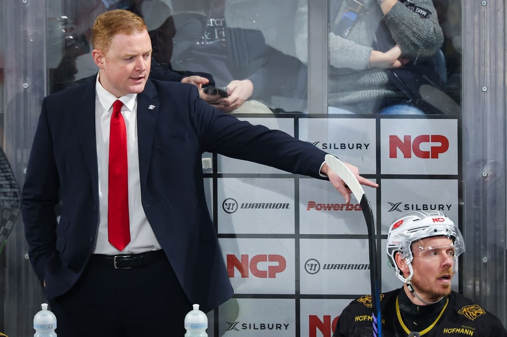 Mitch O'Keefe in Aktion an der Bande. Der Kanadier hat seinen Vertrag bei den Ice Tigers verlängert. (Archivbild)