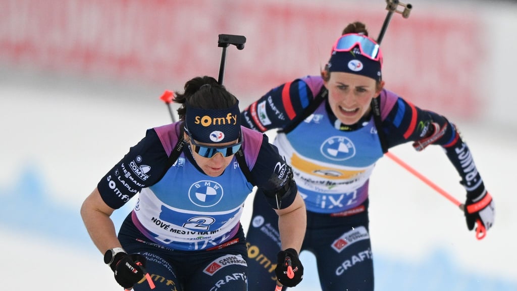 Julia Simon (l) darf nach dem Kreditkartenbetrug an ihrer Teamkollegin Justine Braisaz-Bouchet (r) bei Olympia teilnehmen. (Archivbild)
