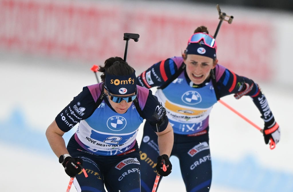 Julia Simon (l) darf nach dem Kreditkartenbetrug an ihrer Teamkollegin Justine Braisaz-Bouchet (r) bei Olympia teilnehmen. (Archivbild)