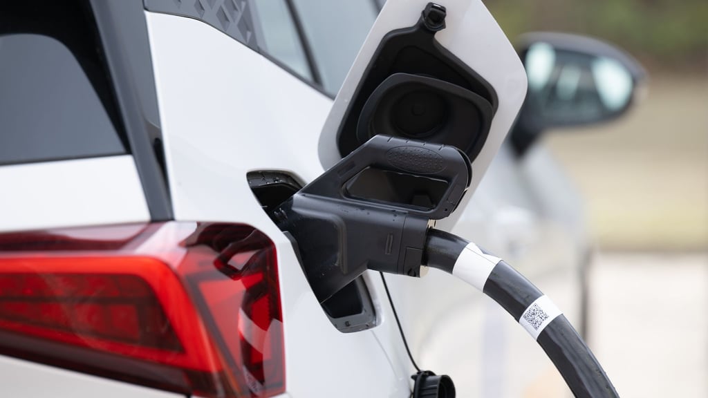 Stromer sind in der Regel teurer in der Anschaffung als Verbrenner - doch der Abstand schrumpft. (Archivbild)