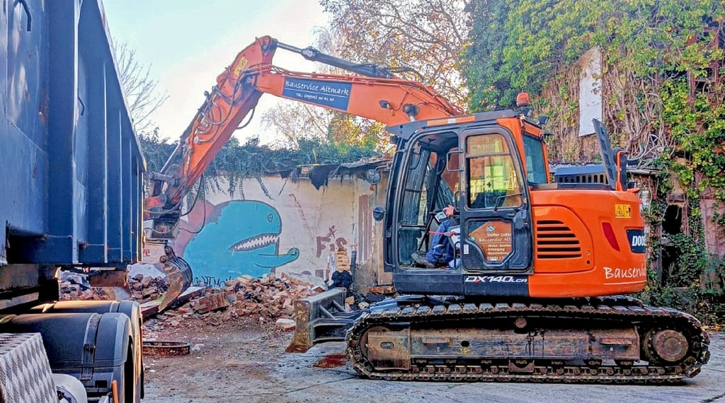 Die Abrissbagger haben an der Burgstraße 59 mit dem Abbruch der Nebengebäude begonnen. 